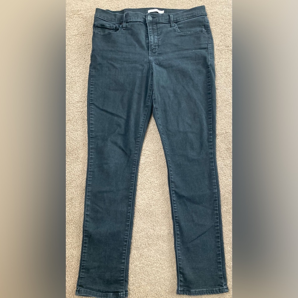 Black Levi’s jeans/ negro pantalones de Levi’s